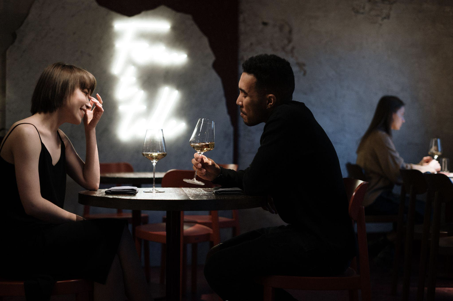 20 perfect things to talk about on first date that make you attractive